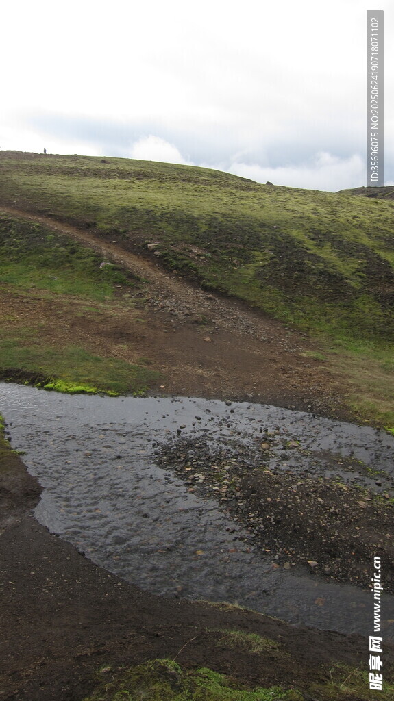 山間積水小潭景色