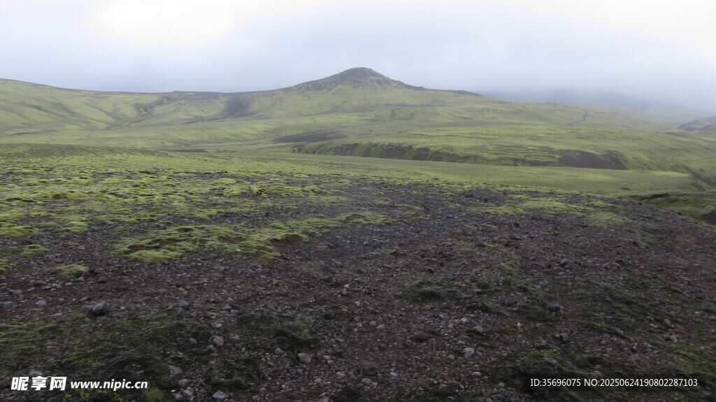 綠野山巒間的自然景致