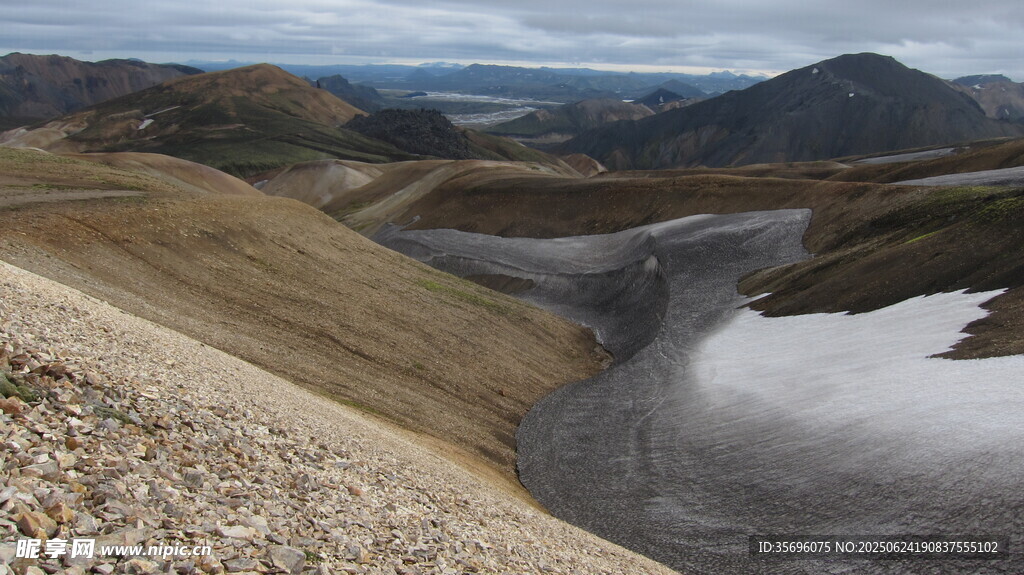 高山間的湖泊與荒蕪地貌