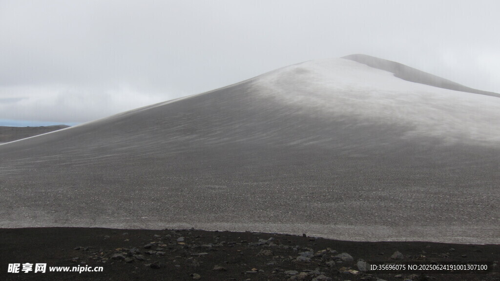 火山灰堆積的錐形山體