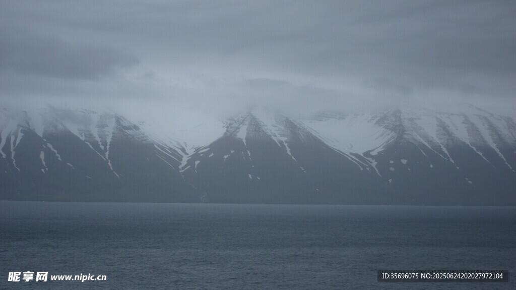 霧靄中的山脈與海面