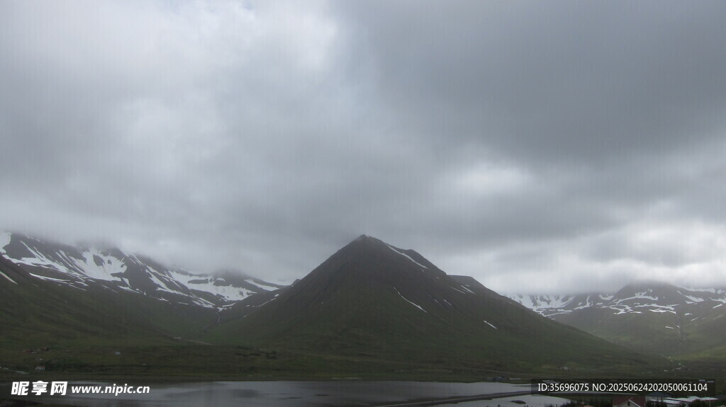 陰云下的壯麗山巒