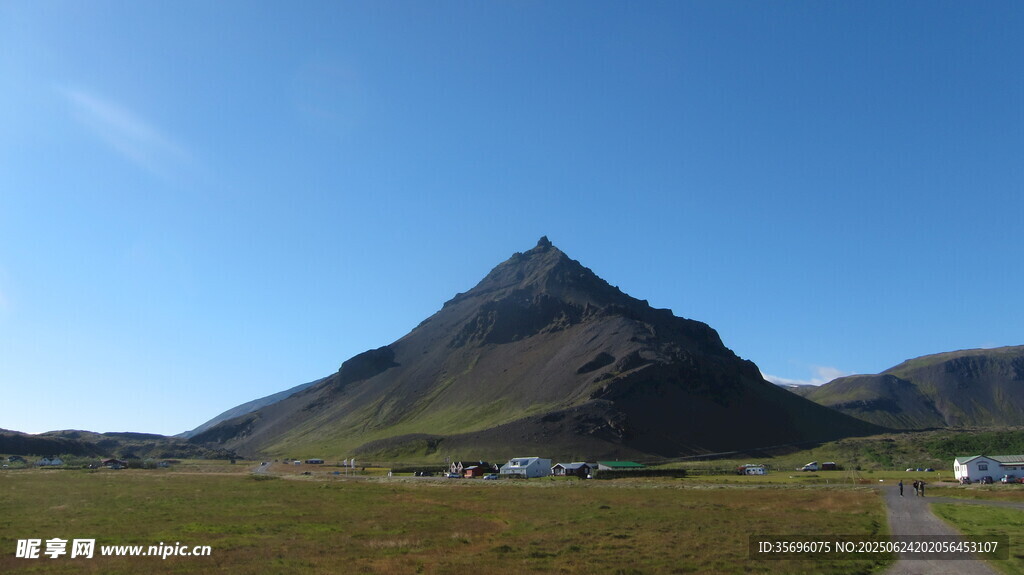 冰島錐形山峰風(fēng)景