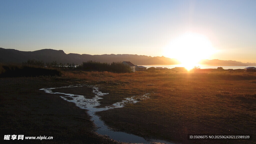 夕陽下的曠野溪流美景