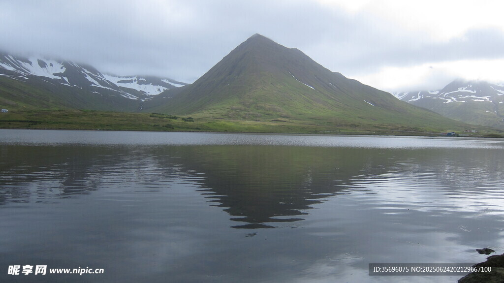 寧靜山湖美景