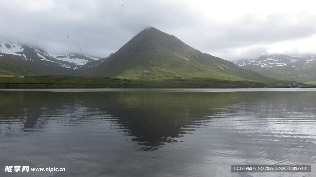 寧靜山水間的湖光山色