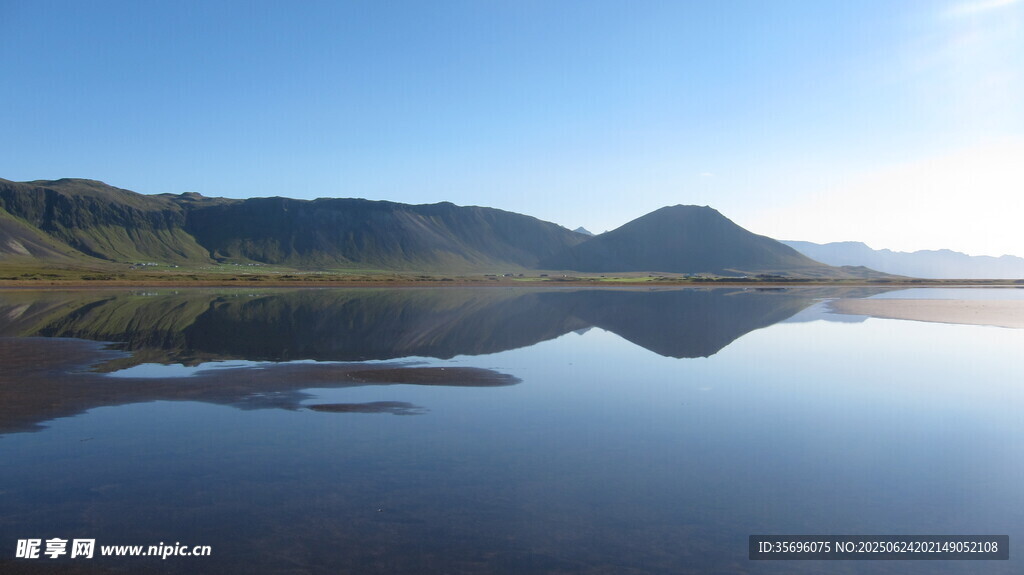 寧?kù)o湖景與遠(yuǎn)山倒影