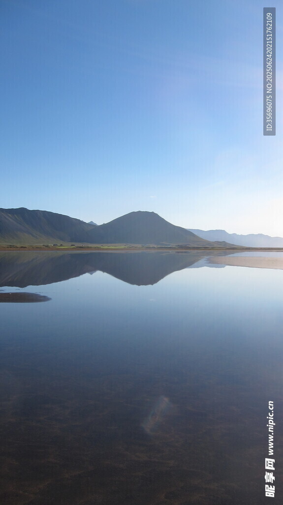 平靜湖面倒映遠山美景