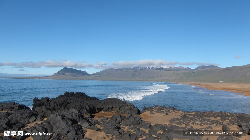 海邊巖石與遠處山巒美景