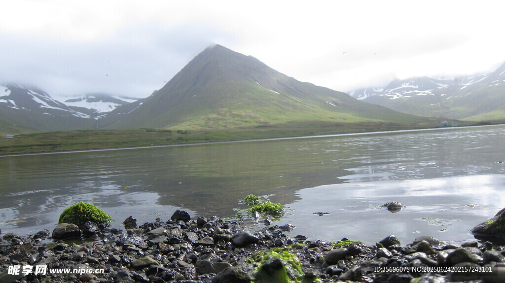 湖畔山巒美景