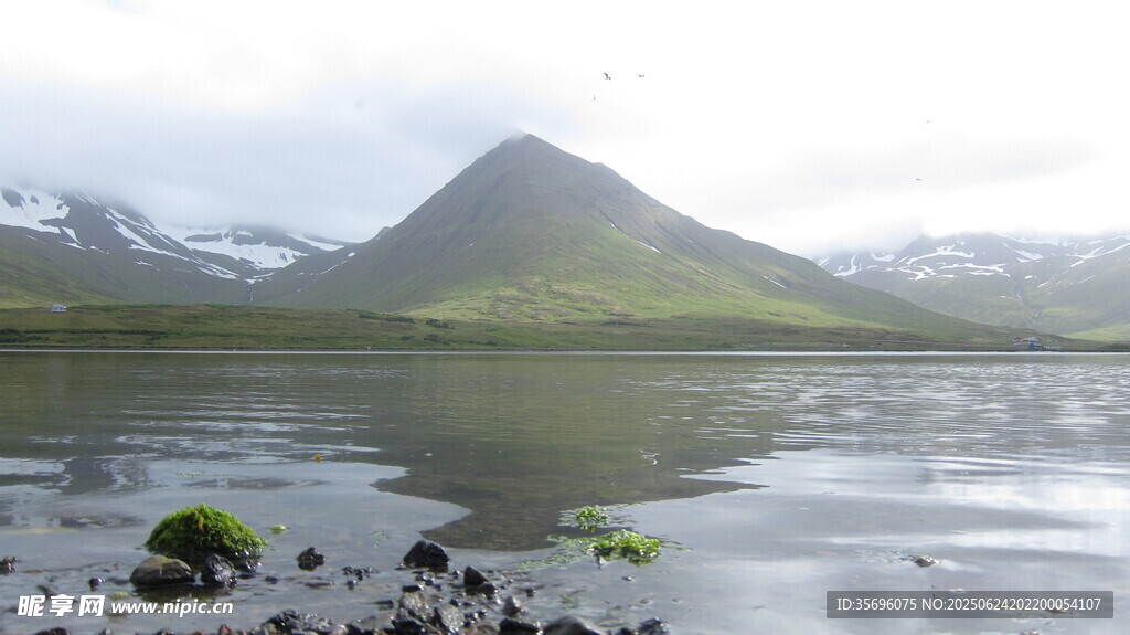 寧靜山水間的湖光山色