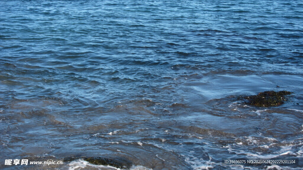 海邊涌動的藍色海水