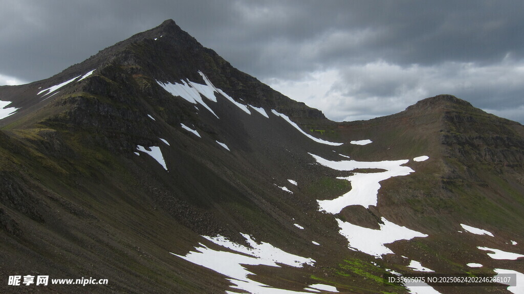 雪山峻嶺壯麗風光
