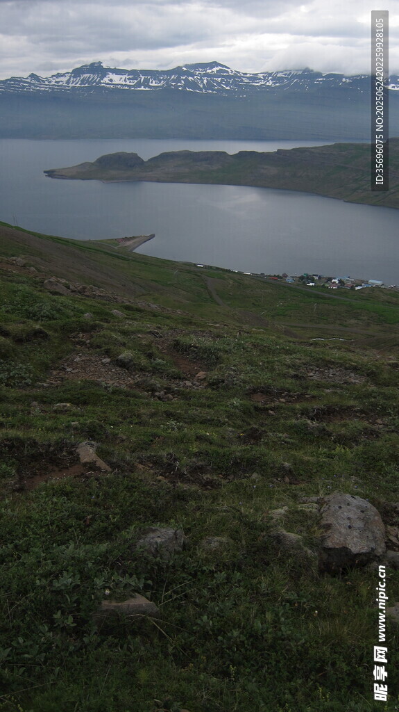 湖畔山巒美景