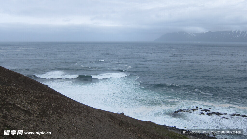 海岸邊的壯闊海浪景觀