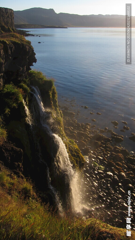 湖畔瀑布美景
