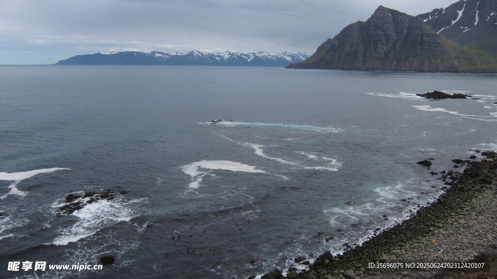 海岸邊的壯闊山海景觀