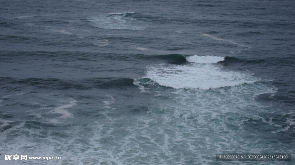 海浪翻涌的壯闊海面