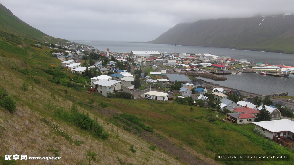 山間小鎮的寧靜景致