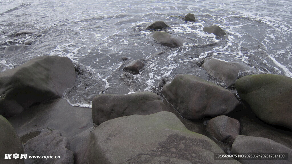 海邊礁石與涌動的海浪