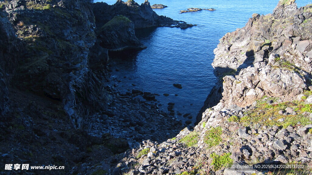 海岸邊的嶙峋巖石與海水