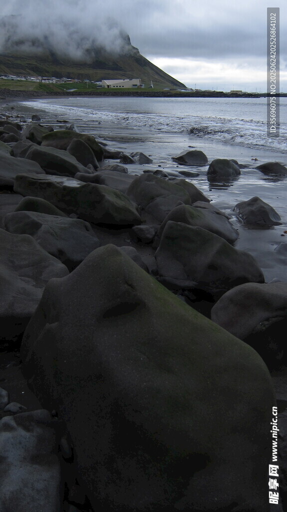 海邊嶙峋礁石景觀