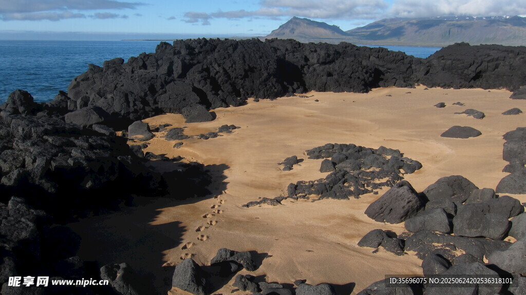 火山地貌下的沙石與巖石