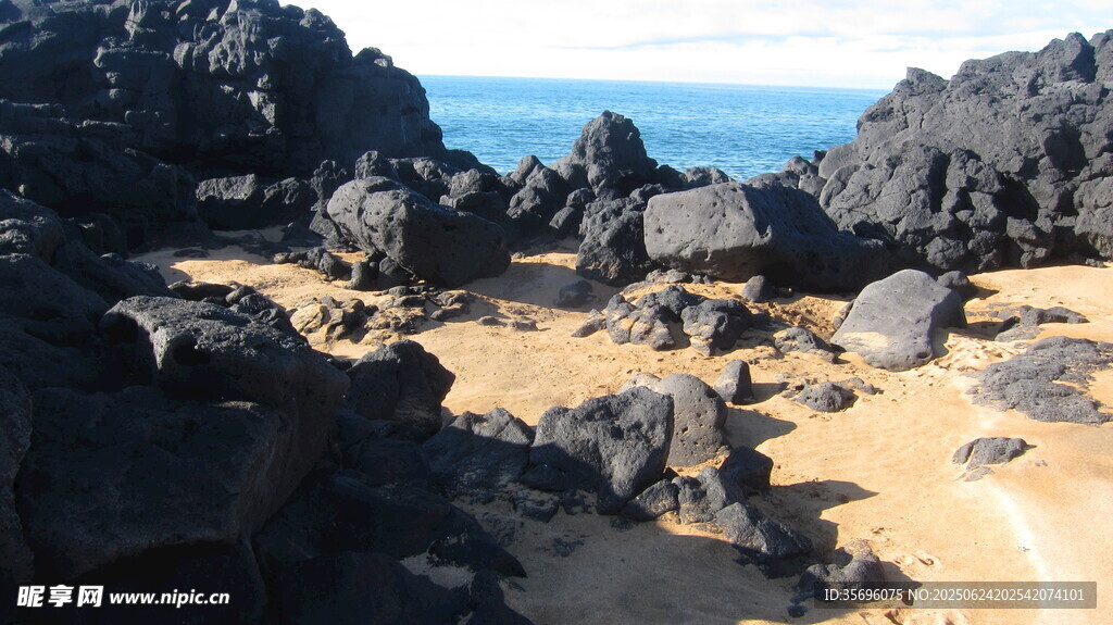 海邊嶙峋巖石與沙灘景觀