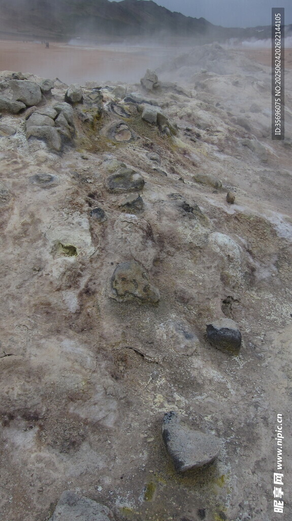 荒涼土地上的石塊遺跡
