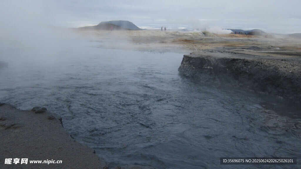 霧氣彌漫的寧靜水域
