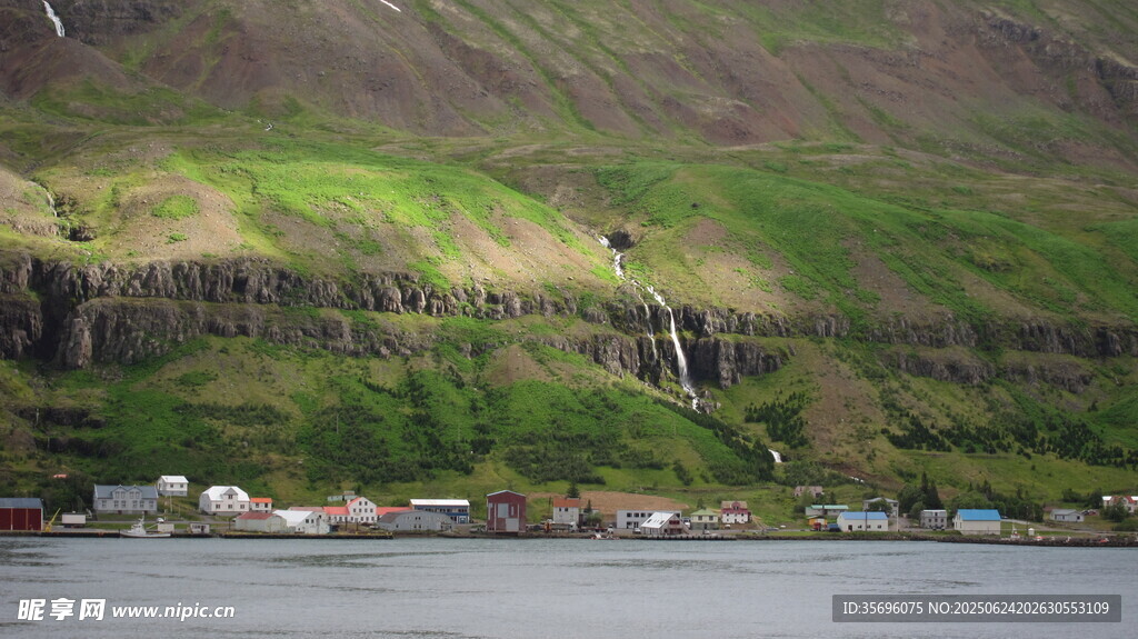 山間湖畔美景