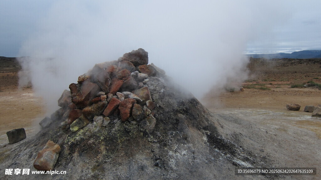 冒煙的火山石堆