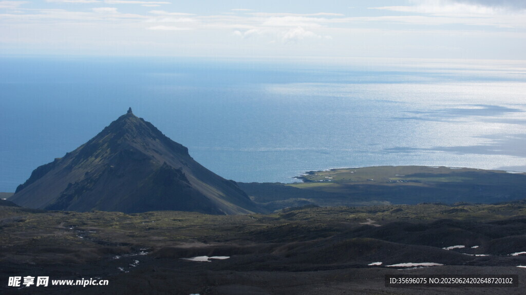 海邊孤峰美景