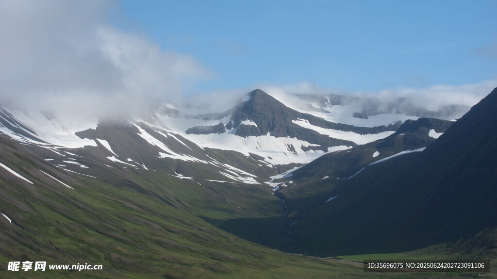 雪山下的翠綠山巒