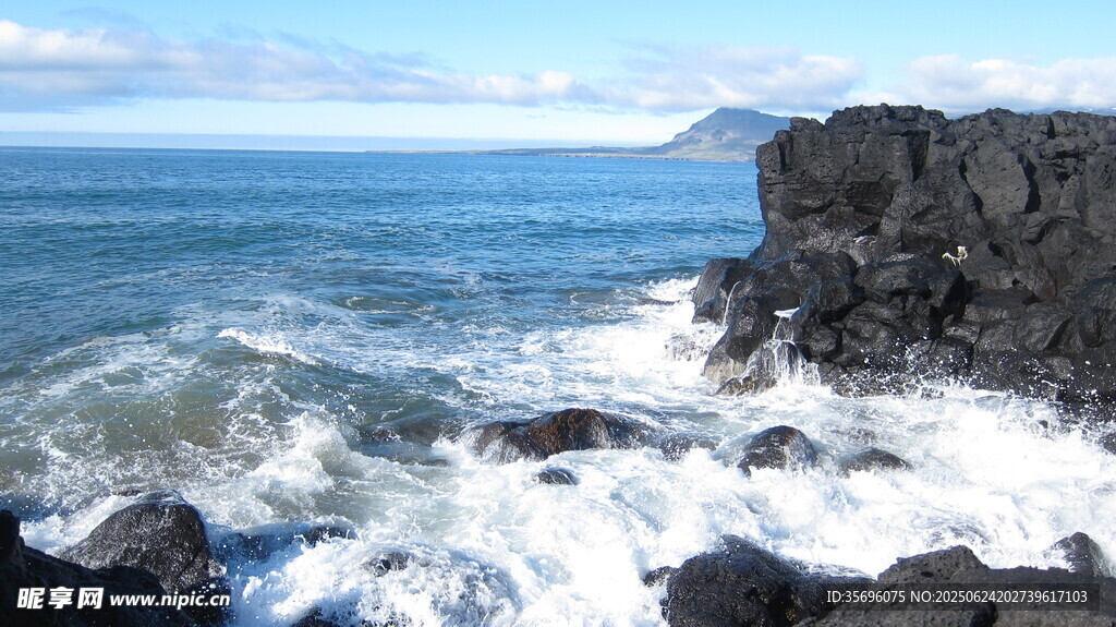海邊礁石與翻涌海浪