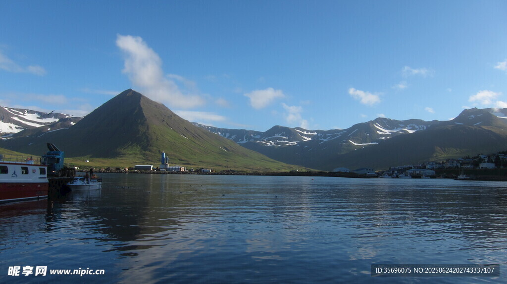 寧靜山水間的美麗湖景