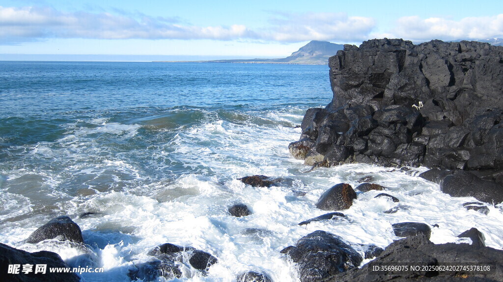 海邊礁石與翻涌海浪