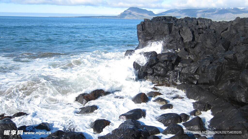 海邊礁石與翻涌海浪