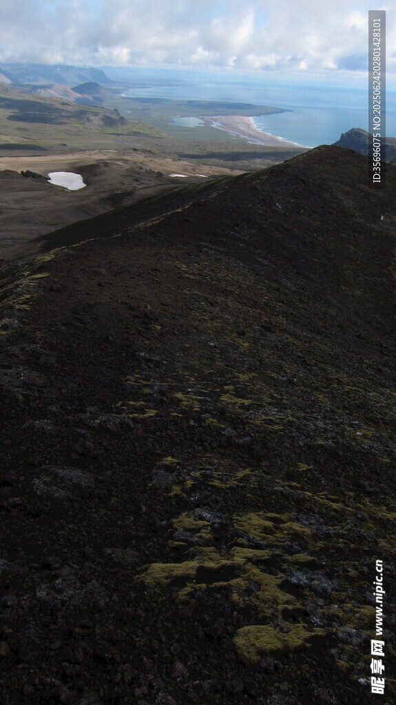 黑色火山地貌景觀