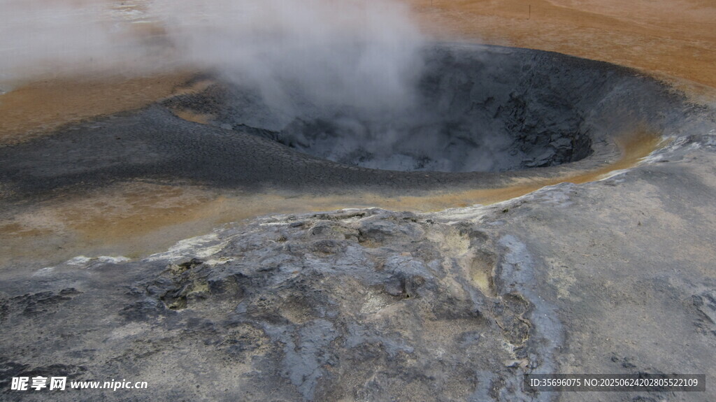 冒煙的火山口景觀