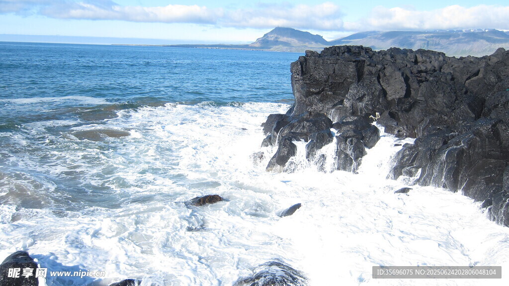 海邊黑巖與翻涌白浪