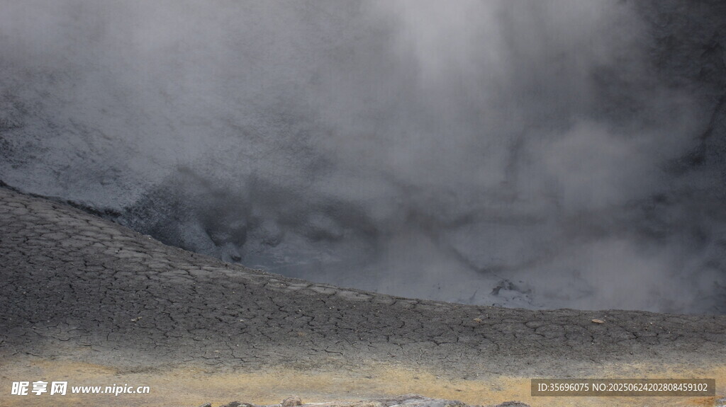 火山口煙霧繚繞景象