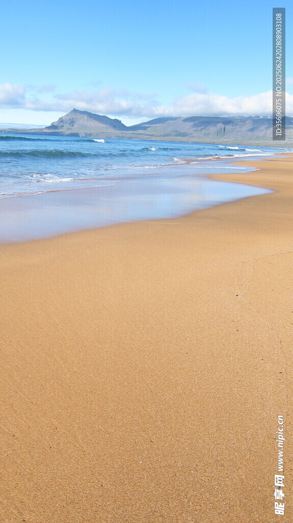 金色沙灘與蔚藍(lán)大海美景