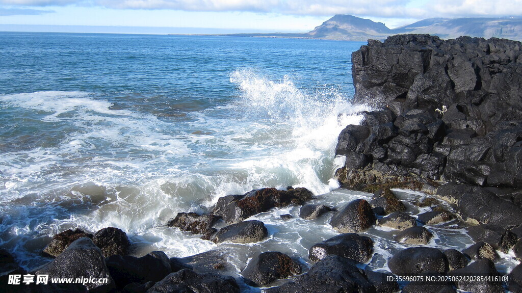 海邊礁石與翻涌海浪