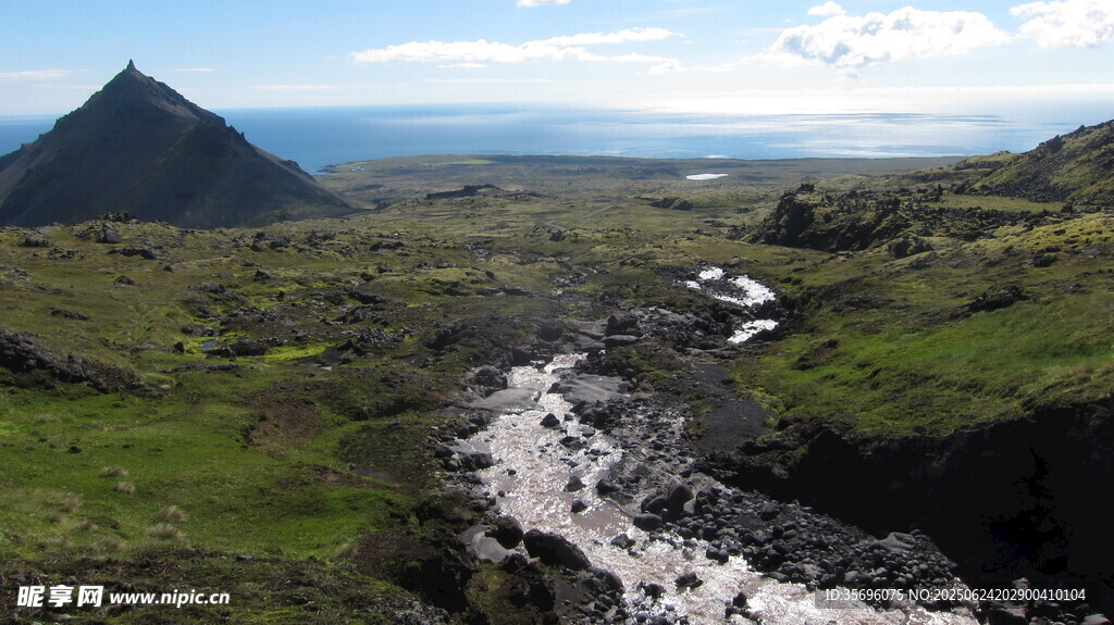 山間溪流與遠(yuǎn)處山巒美景