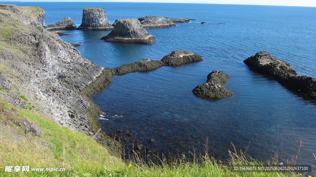 海岸邊嶙峋礁石與碧水