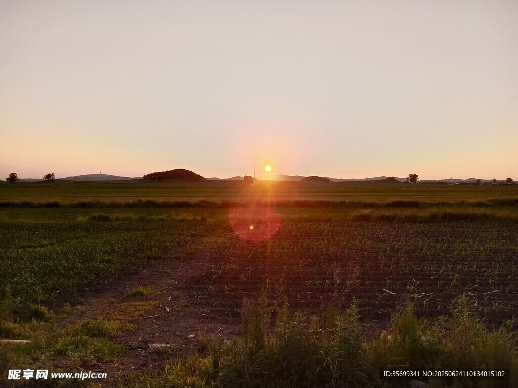 田野上的落日美景