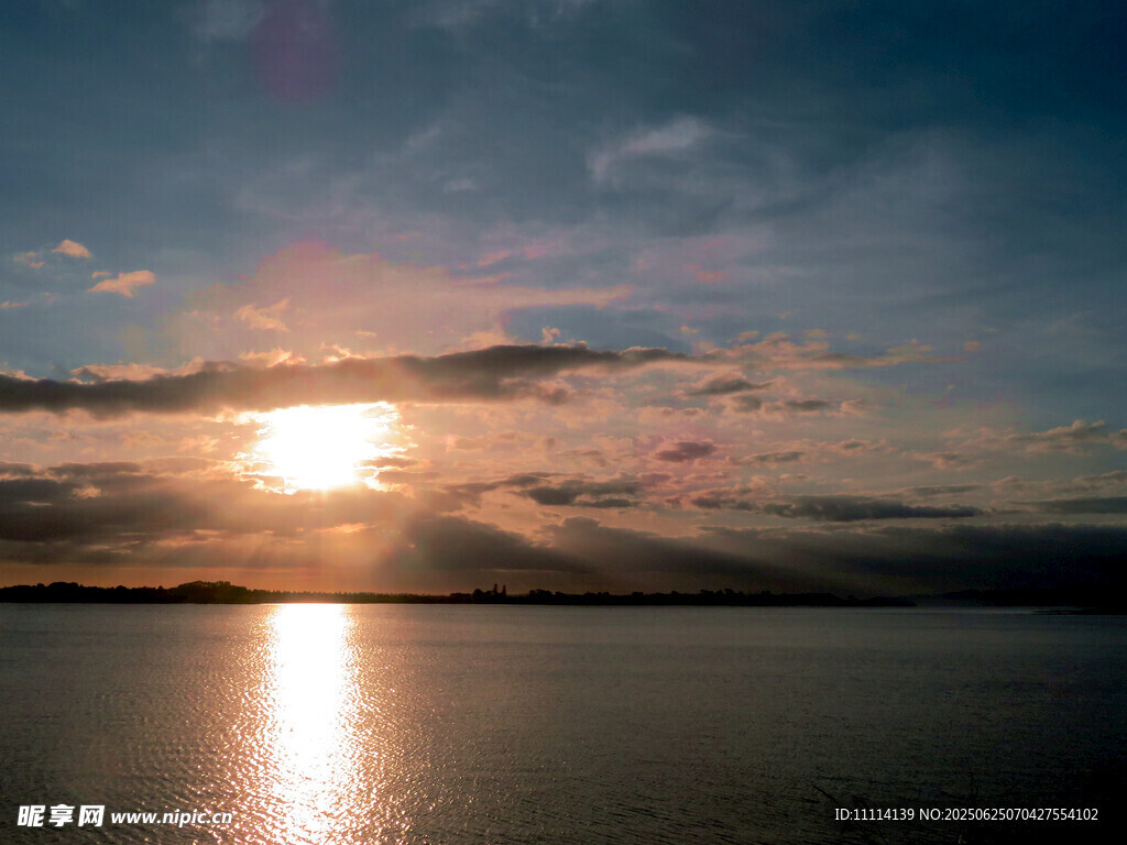 夕陽下的寧靜海濱
