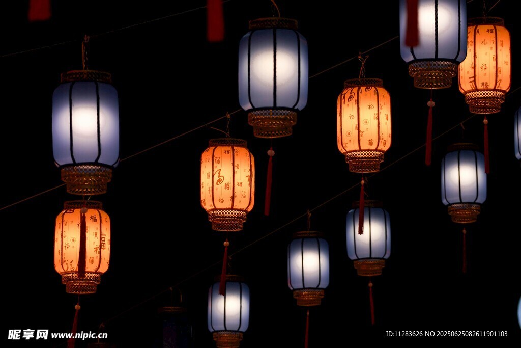 夜中懸掛的多彩中式燈籠