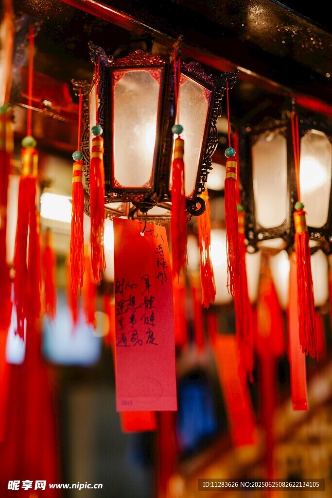 中式紅燈籠與祈福飄帶